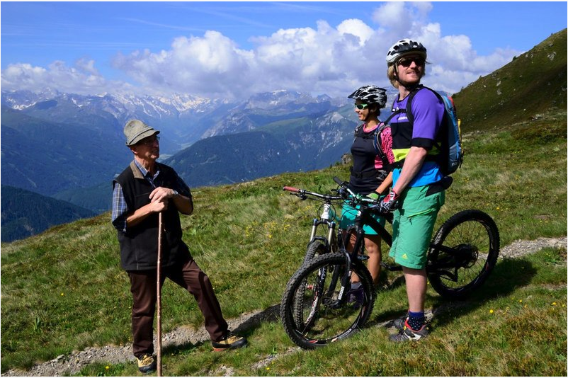 „Z‘ammen auf an guat‘n Weg“ – unter diesem Motto steht die neueste Initiative des Programms „Bergwelt Tirol – Miteinander Erleben“