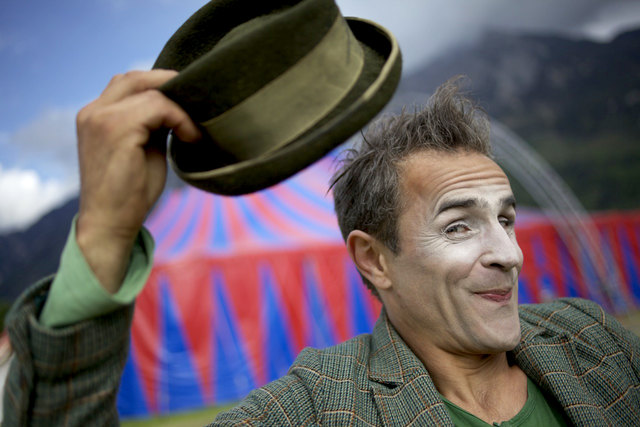 Clown Pompo streift mit witziger Pantomime-Kunst durchs Seefelds Straßen. | Foto: Olympiaregion Seefeld / Gruppe Passepartout