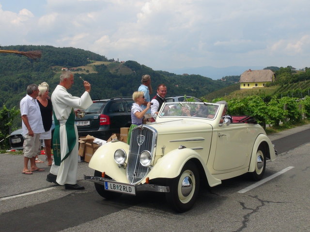 Kirchlichen Segen spendete den Oldtimern und Teilnehmeren bei der Ankunft in Kitzeck im Sausal Diakon Franz Holler. Tourismusvereinsobmann Michael Pronegg hieß die Teilnehmer mit Rebensaft willkommen.