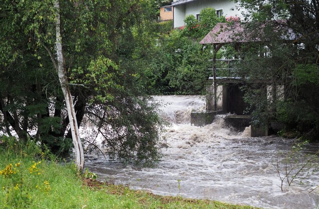 Überflutete Wehranlage bei Traboch.