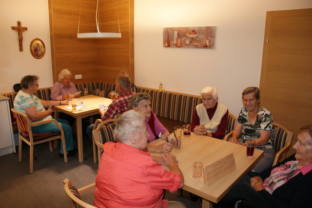 In der Seniorenstube Kappl wird in gewohnter Umgebung ein Kaffeeplausch abgehalten und Karten gespielt.