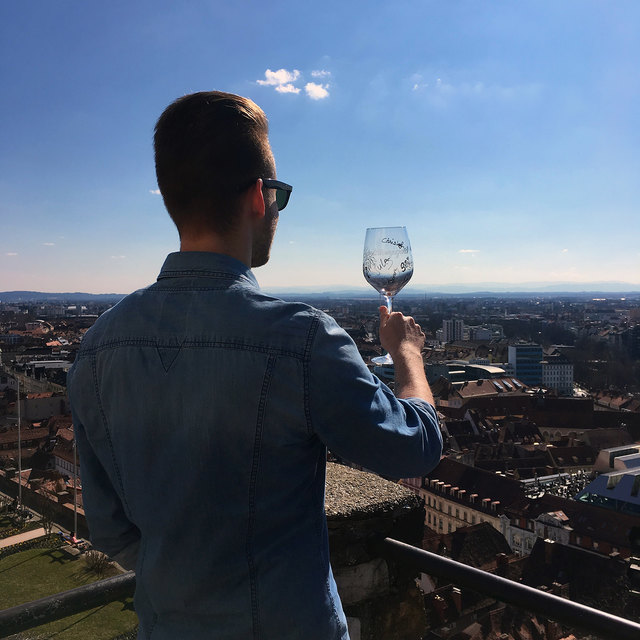 Patrick Schlauer lebt für die junge Generation und setzt sich mit seiner Seite "Spritzweinjungend" für diese ein.