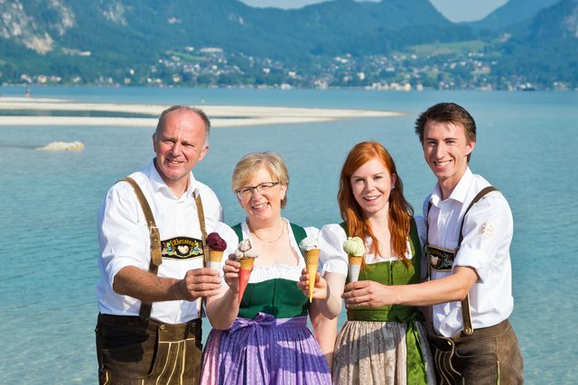Platz drei auf der Liste von Österreichs beliebtesten Eissalons: Sepp und Christine Eisl mit Schafmilcheis-Produzent Josef und Eissalon-Chefin Johanna Eisl. | Foto: Eisl Eis/Wildbild