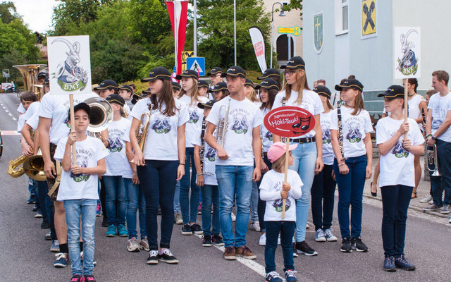 Die Jugendkapelle "HokiTauki" übt fleißig das Marschieren. | Foto: Musikverein Hofkirchen