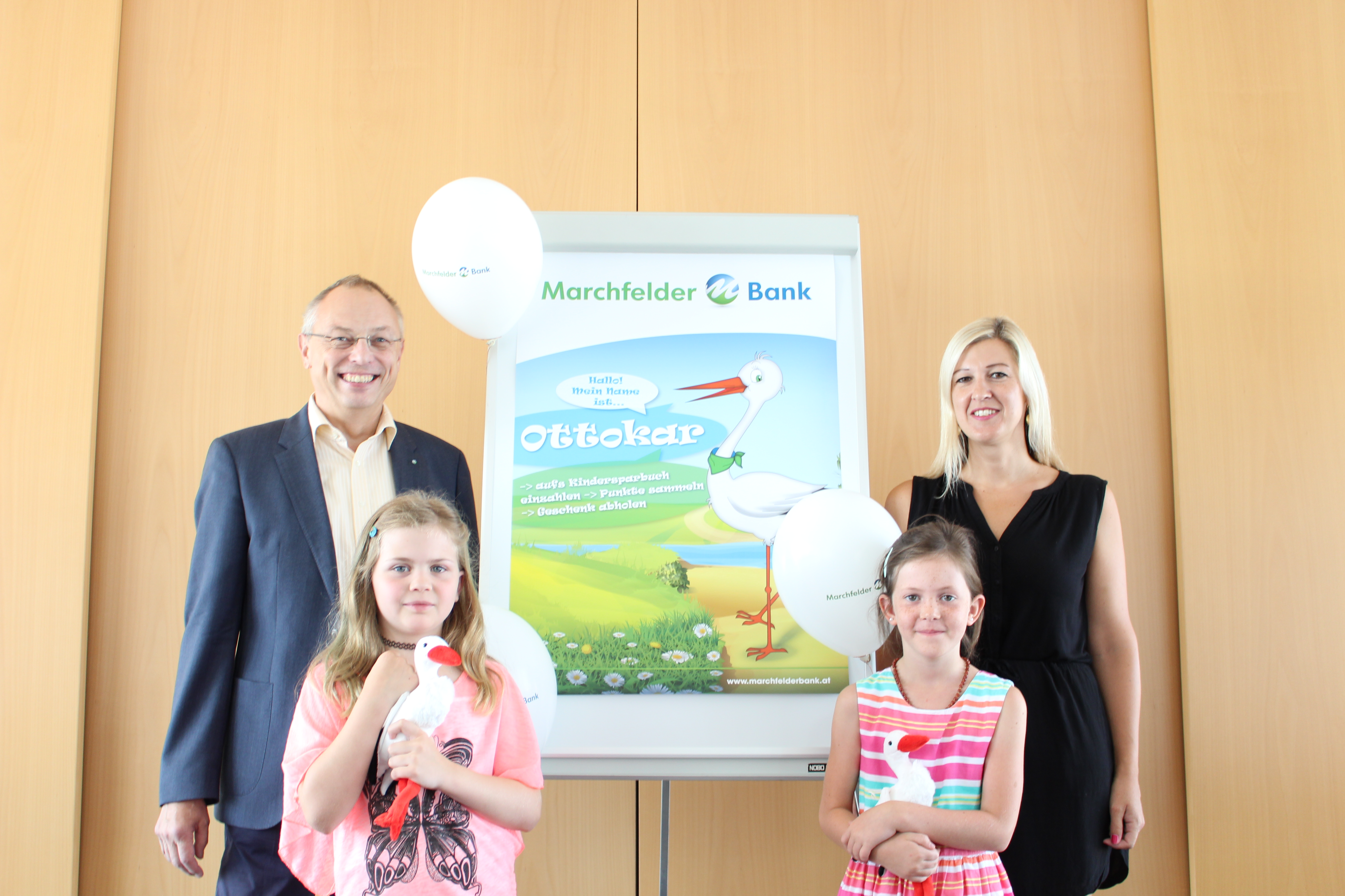 Dir. Hartwig Trunner und Iris Burik von der Marchfelder Bank mit den beiden Gewinnerinnen Lisa Schipany und Anna Scheit.
