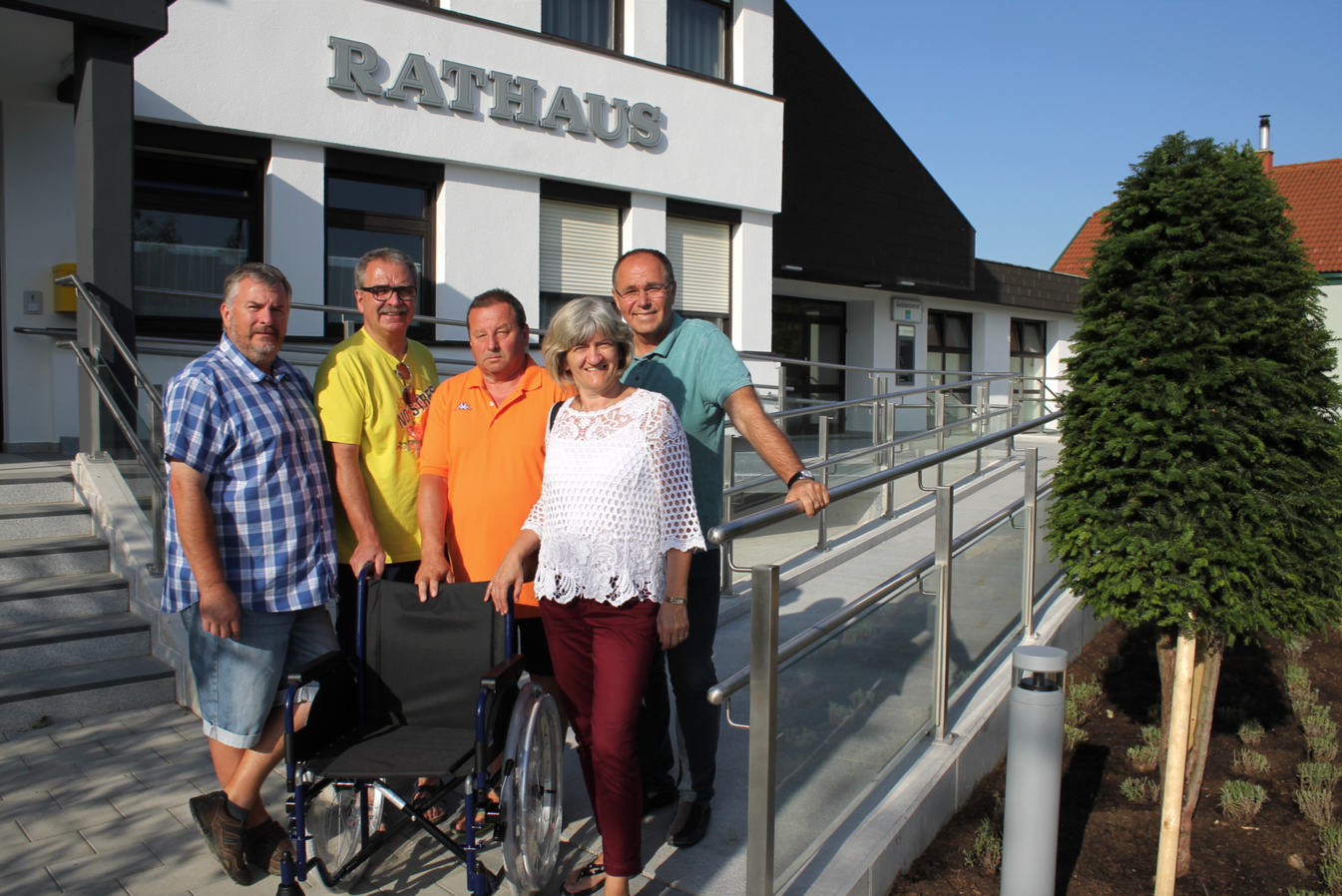Vbgm. Norbert Rauhofer, Luis Krammer, Karl Landauer, Bgm. Werner Huf und Sabine Krammer mit einem der beiden neuen Rollstühle