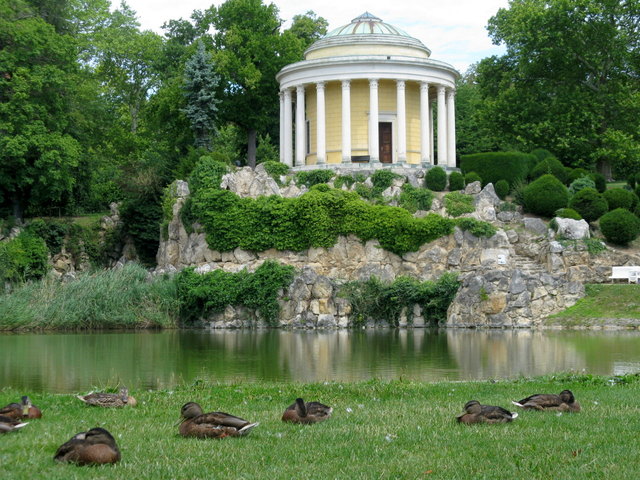 Dieser Tempel wurde 1818/19 im Park des Schlosses Esterhazy errichtet. Rund um den Tempel stehen 19 Säulen. Mit dem Teich bildet er ein idyllisches Plätzchen, an dem sich nicht nur die Enten wohl fühlen. Die genießen es hier und lassen sich nicht stören.