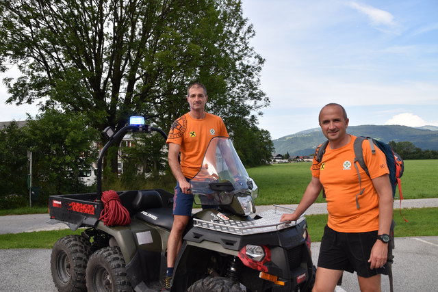 Ortsstellenleiter Ernst Schörghofer auf dem Einsatzquad mit seinem Stellvertreter Manfred Haas.