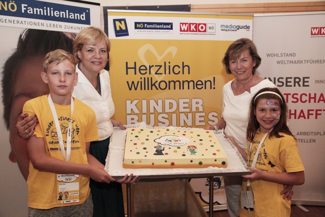 Landesrätin Barbara Schwarz, WKNÖ Präsidentin Sonja Zwazl freuen sich mit den Kindern Lena und Samuel über die riesige Kinder Business Week Torte.