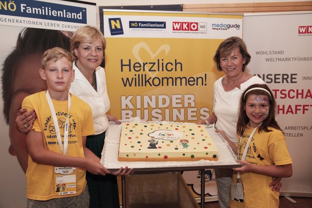 Landesrätin Barbara Schwarz, WKNÖ Präsidentin Sonja Zwazl freuen sich mit den Kindern Lena und Samuel über die riesige Kinder Business Week Torte. | Foto: MediaGuide Events GmbH/Clemens Schmiedbauer