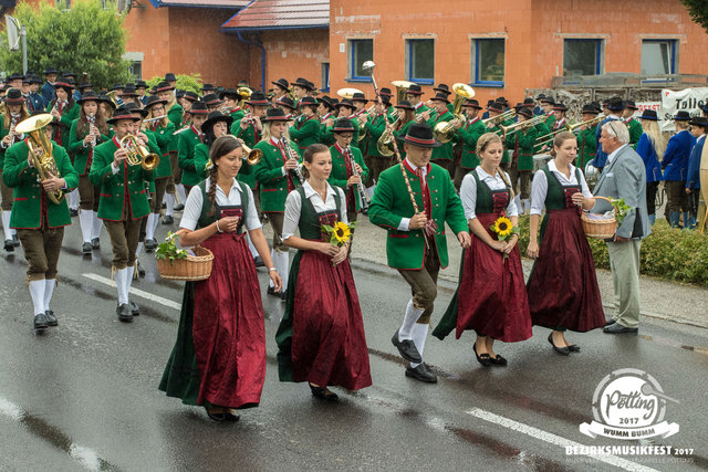 Neu dazugekommene Jungmusiker bekommen die einheitliche grüne Uniform und sind somit Teil des MV Taufkirchens. | Foto: bemufe2017.mv-poetting.at