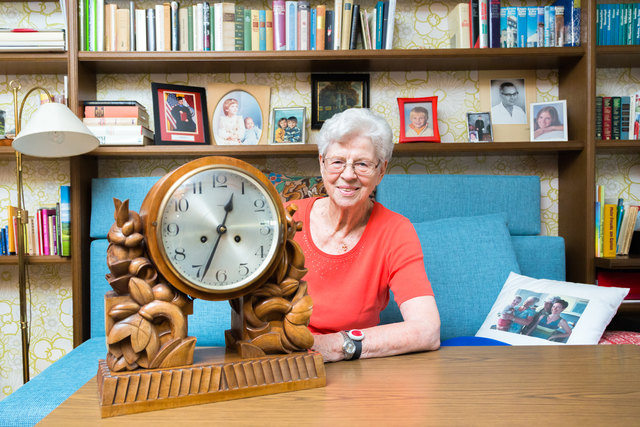 An der Uhr gedreht hat Trude Horst mit der WOCHE und erzählt aus dem Jahr 1946. | Foto: Jorj Konstantinov (2)