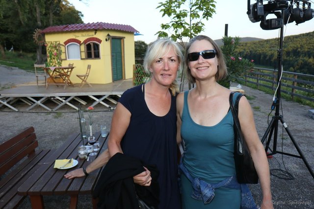 StR Anna Leena Krischel genoss mit ihrer Schwester Marja Lauber den angenehmen Sommerabend im Steinerhof.
