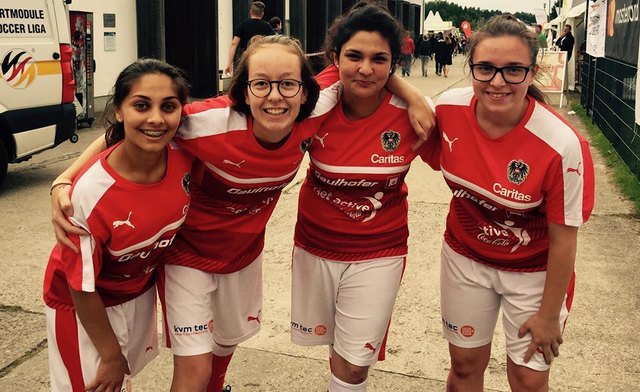 Frauen-Power beim Straßenfußball: Marwa Wali (17), Sarah Wagner (18), Wahida Rezai (21) und Francesca Svitkova (17) waren in Prora am Start. | Foto: Homeless World Cup