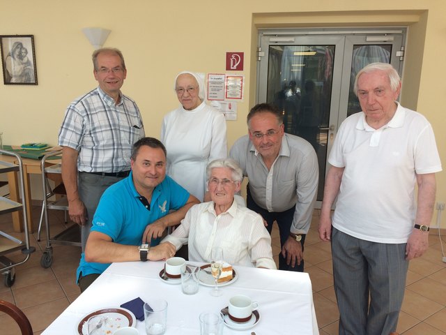 Alles Gute zum 95. Geburtstag von Hermine Wiehart wünschten Michael Cech, Franz Gruber, Marcus Richter, Schwester Oberin Beatrix und Pater Martin bei einer gemütlichen Jause im Gablitzer Marienheim