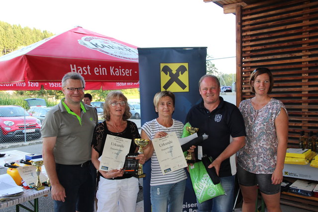 v.l.n.r. Cup-Organisator Thomas Brandner, Siegerinnen im Doppelturnier Erni Lumetsberger und Christine Luftensteiner (Union Aisthofen-Weinzierl), Union Waldhausen Obmann Josef Steindl, Sektionsleiterinn Eva Steinkellner. | Foto: Thomas Brandner
