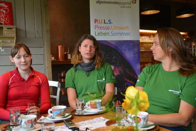 Die beiden Pressepraktikantinnen der Umweltbaustelle, Mona Breuss und Anna Schliesselberger, mit Nicole Schreyer (re.).