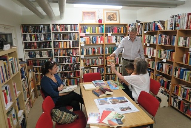 Vom Hobbyraum zur Bibliothek: Hier können Nachbarn Bücher tauschen, ausleihen oder abgeben.
