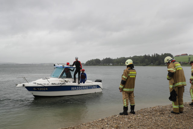 Ein gekenteres Boot mit zwei Personen verursachte mittwochmittags am Wallersee einen Großeinsatz von Feuerwehr und Wasserrettung. | Foto: Franz Neumayr