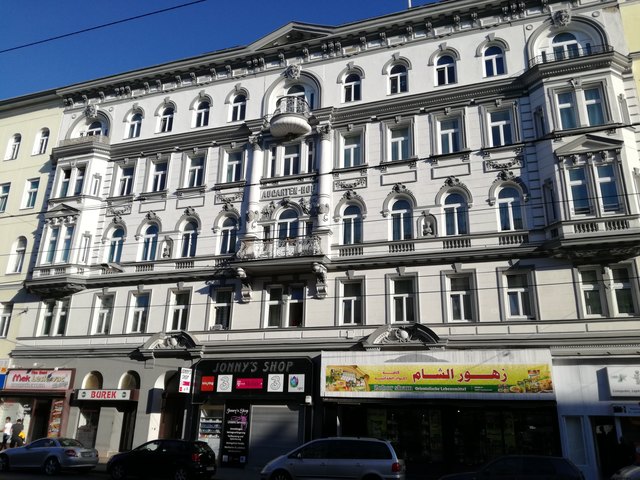 Der Augartenhof in der Wallensteinstraße 56 liegt nicht innerhalb der Schutzzone der 20. Bezirks? Dürfte er abgerissen werden?