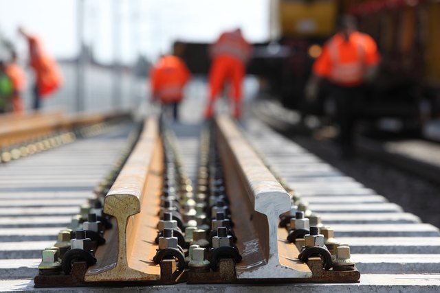 Es werden unter anderem neue Gleise und Schwellen verlegt. | Foto: ÖBB