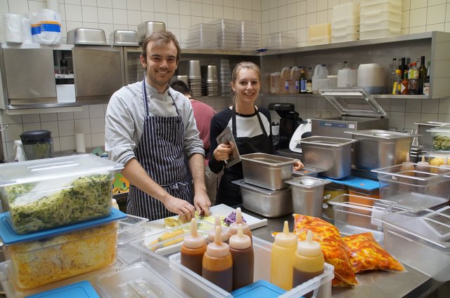 David Weber und Marie Rudorfer bei den Vorbereitungen für den Food Truck "Wrapstars".