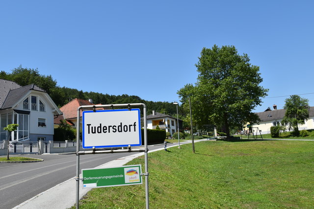 Die kleinste Ortschaft im Bezirk Güssing und damit fünftkleinste im Burgenland ist Tudersdorf mit 49 Einwohnern vor Sumetendorf (52), Tschanigraben (59) und Luising (66).