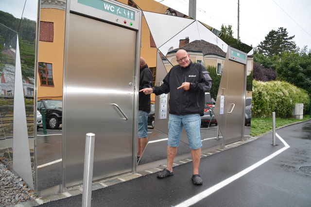 "Es gibt ein Klo", appelliert Christoph Karner vor dem selbstreinigenden High Tech-WC. Jenes im Stehbeisl ist für Gäste gedacht. | Foto: Talkner