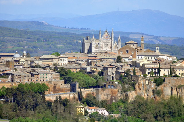 Egal von welcher Seite man nach Orvieto kommt-von weitem grüßt der Dom