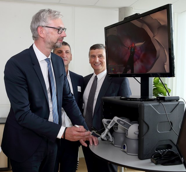 Forschungsreferent LH-Stv. Dr. Strugl testet einen neu entwickelten Simulator zur Übung von Operationen am offenen Schädel - v.l.: LH-Stv.Michael Strugl, Wolfgang Freiseisen (RISC Software), Wilfried Enzenhofer (UAR)