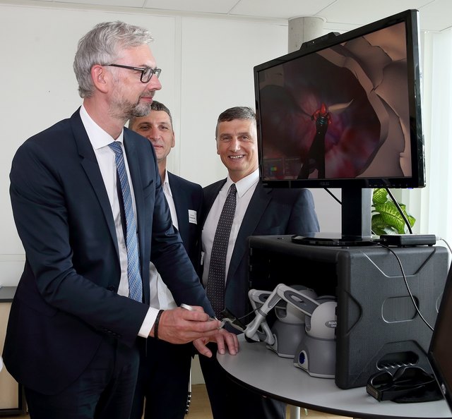 Forschungsreferent LH-Stv. Dr. Strugl testet einen neu entwickelten Simulator zur Übung von Operationen am offenen Schädel - v.l.: LH-Stv.Michael Strugl, Wolfgang Freiseisen (RISC Software),  Wilfried Enzenhofer (UAR) | Foto: Land OÖ/Heinz Kraml