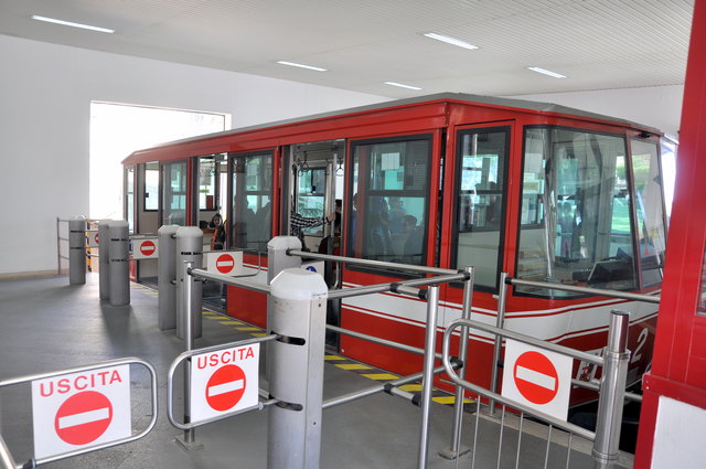 Das Auto bleibt im Tal und mit dem Funiculare geht es hinauf