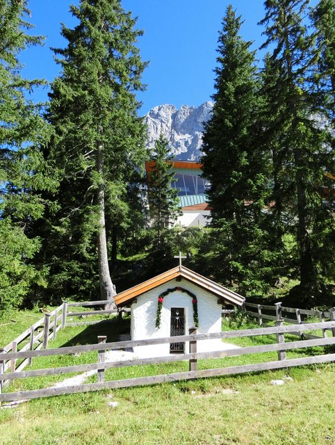 zur Zugspitze mit Ehrwalder Almbahn, davor die Kapelle Ehrwalder Alm