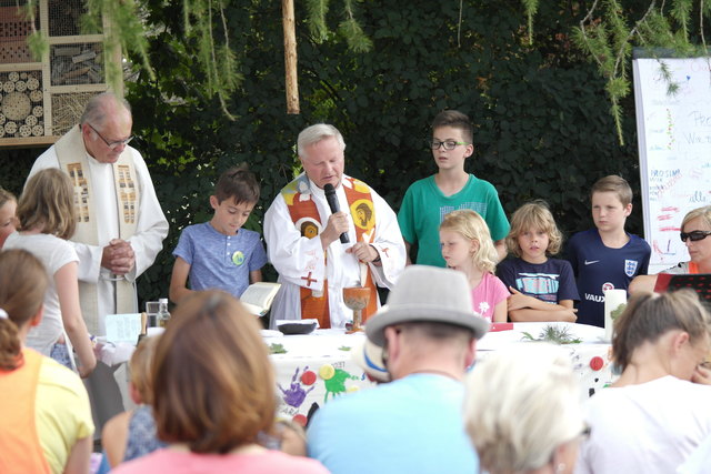 Die beiden Pfarrer Janez Tratar und Franc Kramberger bei der Gestaltung des Sommercamps | Foto: KK