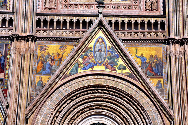 Ein Ausschnitt der Fassade des Domes