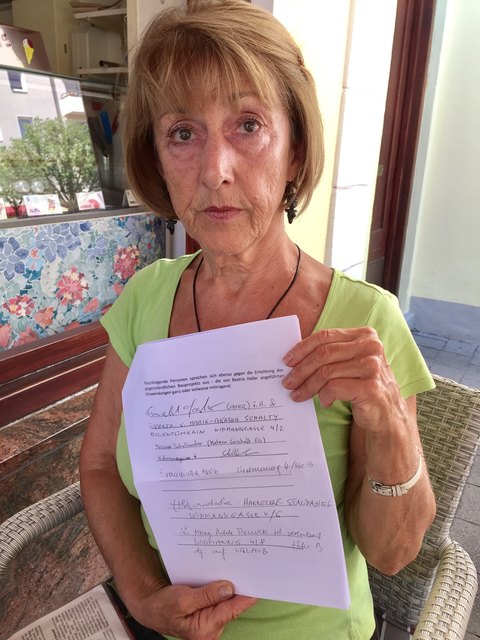 Anrainerin Beatrix Halle sammelt Unterschriften