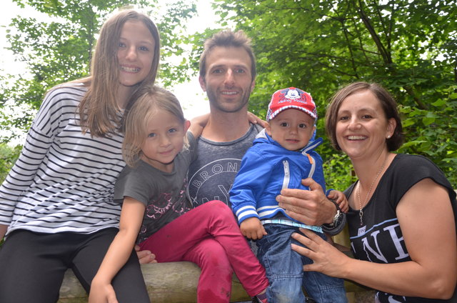 Johanna und Bernhard Kargl samt Familie bewirtschaften den Biohof Tofferl in Esternberg seit 2014. | Foto: Kargl