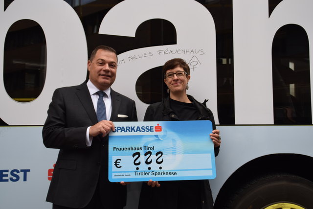Hans Unterdorfer (Tiroler Sparkasse) u. Petra Griesser (Frauenhaus)