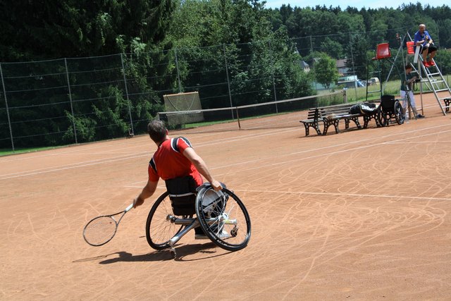 Beim Duell treten pro Team zwei Tennisgrößen im Rollstuhl und zwei Tennispromis-Geher gegeneinander an.