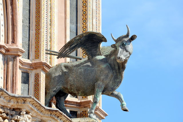 An der Außenfassade befindliche Figuren