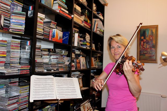 Édua Amarilla Zádory spielt eine Violine von Joseph und Antonio Gagliano aus dem Jahr 1801.