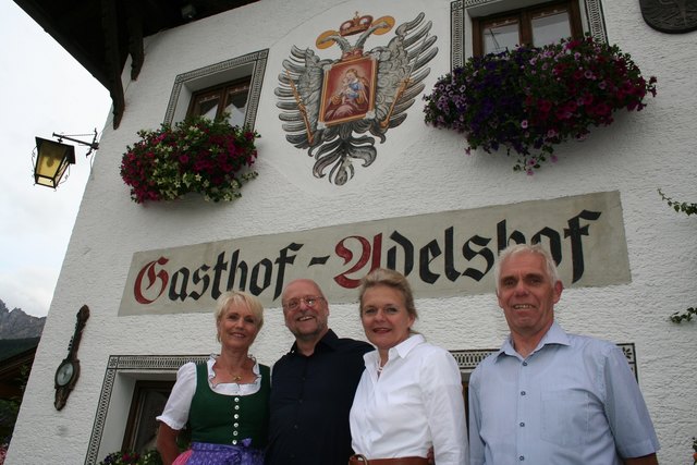 In Feierlaune: Traudi Schwaninger, Dr. Andreas Schwalen mit Gattin Pia und Andreas Kathrein (v.l.)