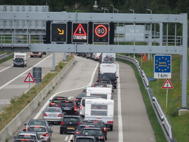 Vor dem Grenztunnel bei Füssen bildet sich ein Rückstau. | Foto: Zoom Tirol
