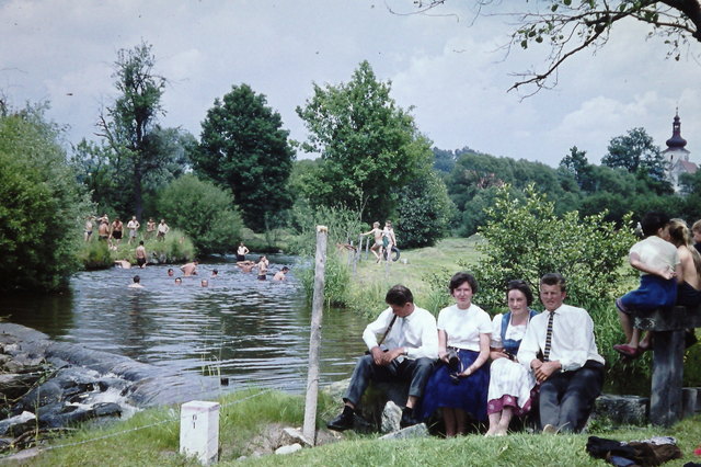 Der Schein trügt: Friedlich in der Maltsch badende tschechische Grenzsoldaten im Sommer 1960. Einige Wochen später wurden unweit von hier zwei Brüder am „Eisernen Vorhang“ auf der Flucht erschossen. | Foto: Josef Friesenecker/Schlossmuseum Freistadt