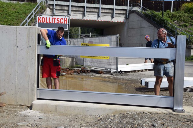 Mitglieder der FF St. Veit bauen die mobile Hochwasserschutzwand auf