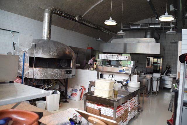 Mit einem Steinofen wird die Pizza in Rekordtempo – innerhalb weniger Minuten – fertiggebacken.