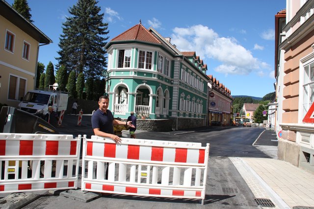 Bgm. Andreas Thürschweller freut sich über die gelungenen Sanierungsarbeiten im Zentrum von Eibiswald. Auch im zweiten Abschnitt ist die Asphaltierung jetzt abgeschlossen.