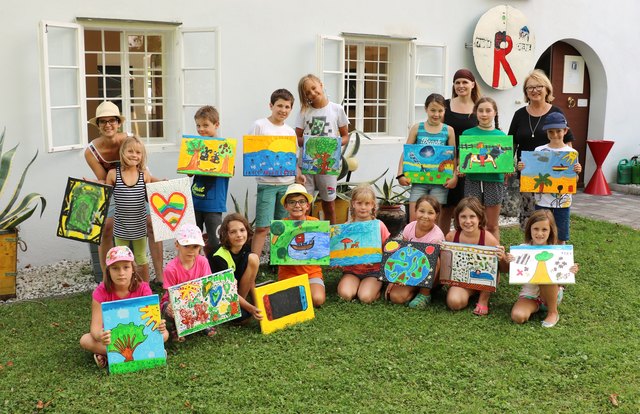 Ein Teil der kreativen Truppe im Galeriegarten mit Claudia Samitz, Barbara Ambrusch-Rapp und Marija Šikoronja | Foto: KK Veranstalterin