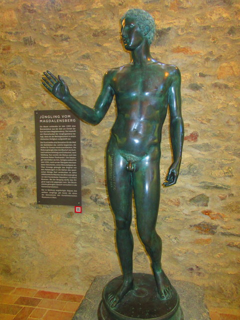 Die Statue wurde 1502 von einem Bauern gefunden. Das Original stammt wohl aus der Zeit um Christi Geburt, wurde aber später zerstört. 1551 wurde aber ein Bronzeabguß angefertigt, der heute ein Glanzstück des Kunsthistorischen Museums in Wien ist.