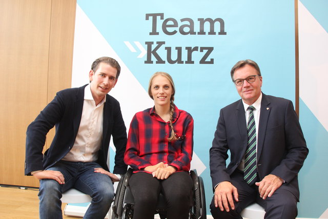 Mit Kira Grünberg steht eine 24-Jährige an der Spitze der Landesliste. Bundesobmann Sebastian Kurz und LH Günther Platter sind "begeistert". | Foto: Gstraunthaler